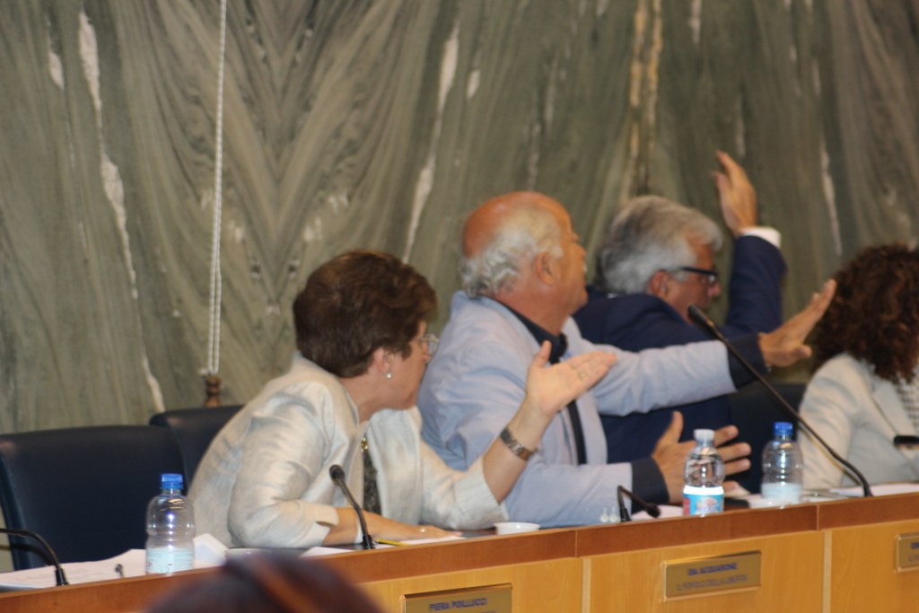 Ida Acquarone, Emilio Broccoletti e Antonello Ranise mentre si scagliano contro il collega Gianfranco Gaggero (provvisoriamente presidente del consiglio)