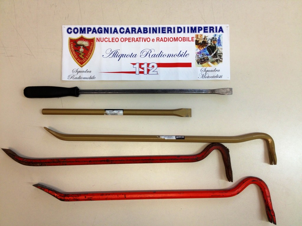Il materiale da scasso sequestrato dai Carabinieri presso il bar