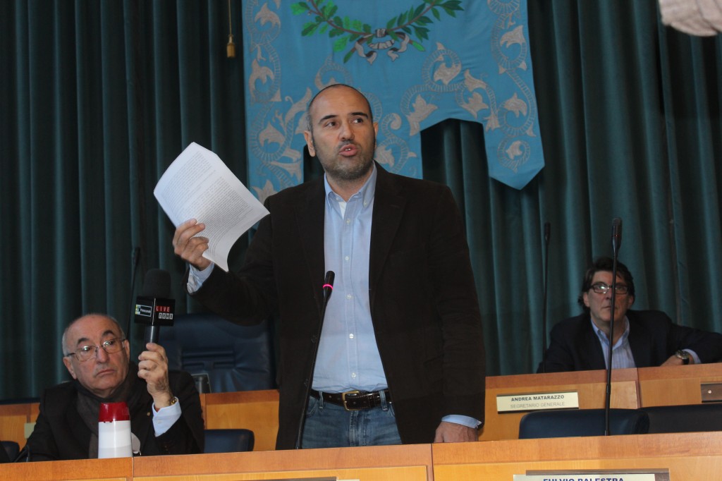 L'assessore al bilancio Guido Abbo mentre illustra la proposta dell'amministrazione