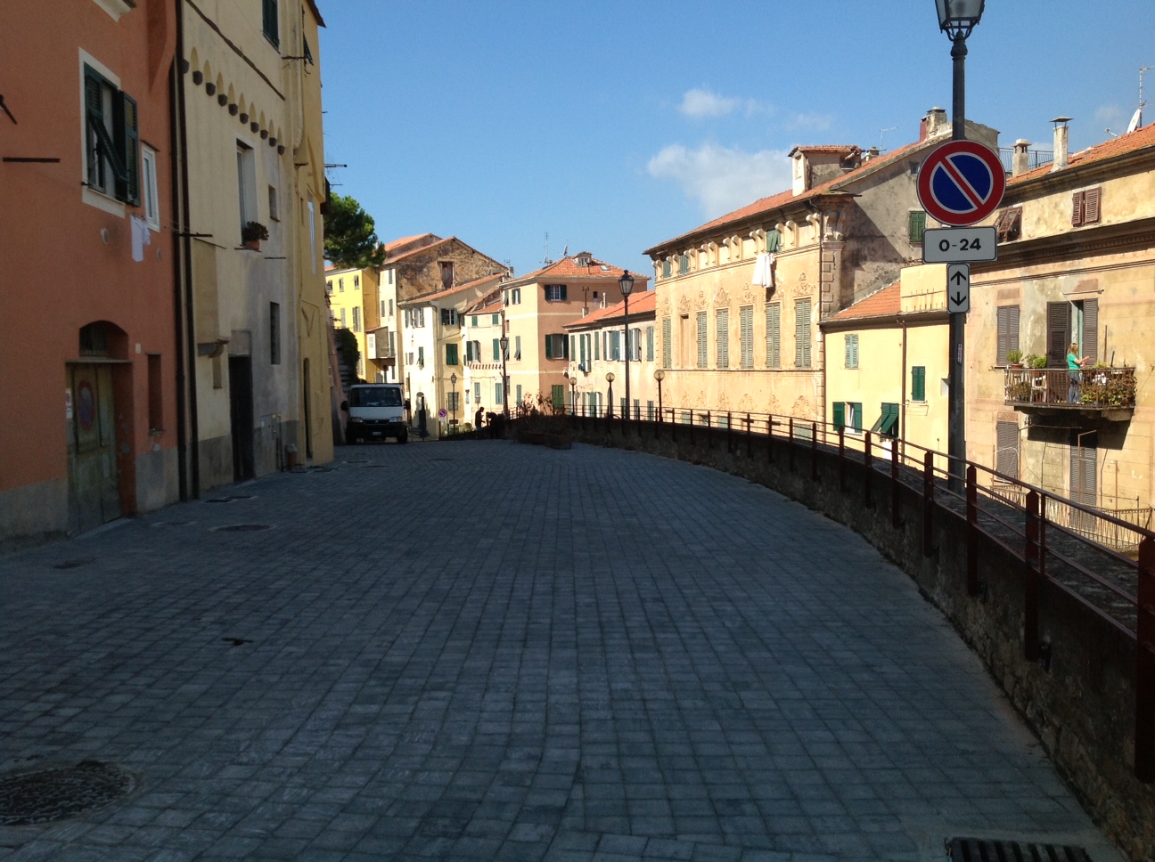 IMPERIA PAVIMENTAZIONE TERMINATA AL PARASIO MA LA ZONA RESTA OFF 