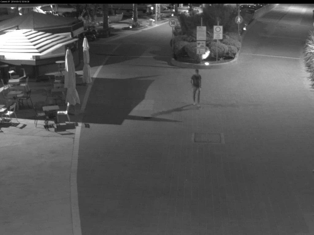 4 - il ragazzo con la maglietta scura va via dal molo lungo