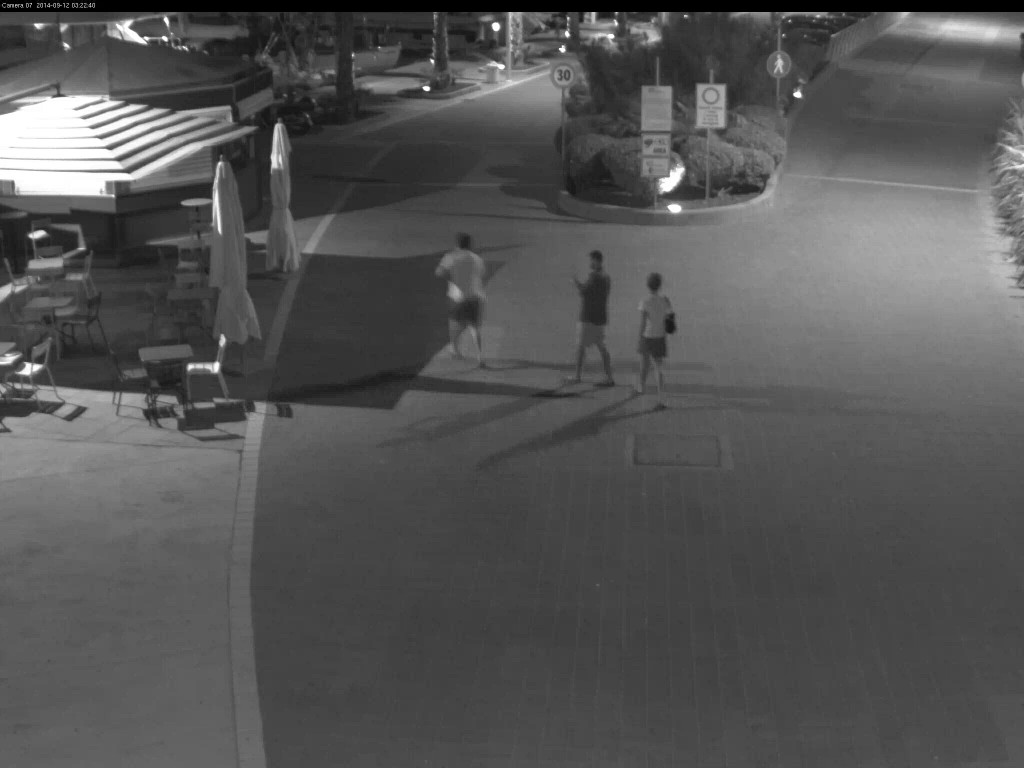 a - due ragazi e una rgazza al chioeìsco di Capo Horn