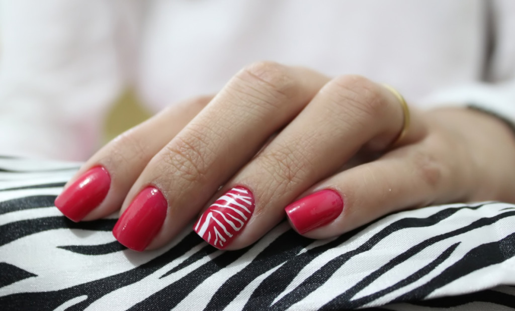 Red_nail_art_with_white_stripes