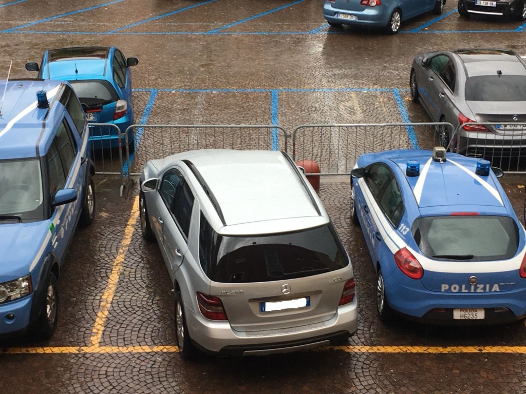 Auto del denunciato nel piazzale delle Polizia
