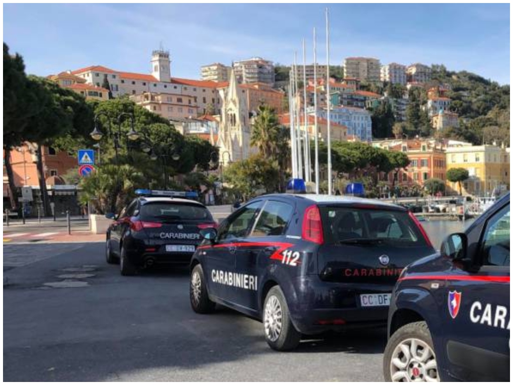 Imperia, controlli dei Carabinieri nel ponte di Ferragosto: lavoratori irregolari in due stabilimenti balneari, scattano sanzioni per 10 mila euro
