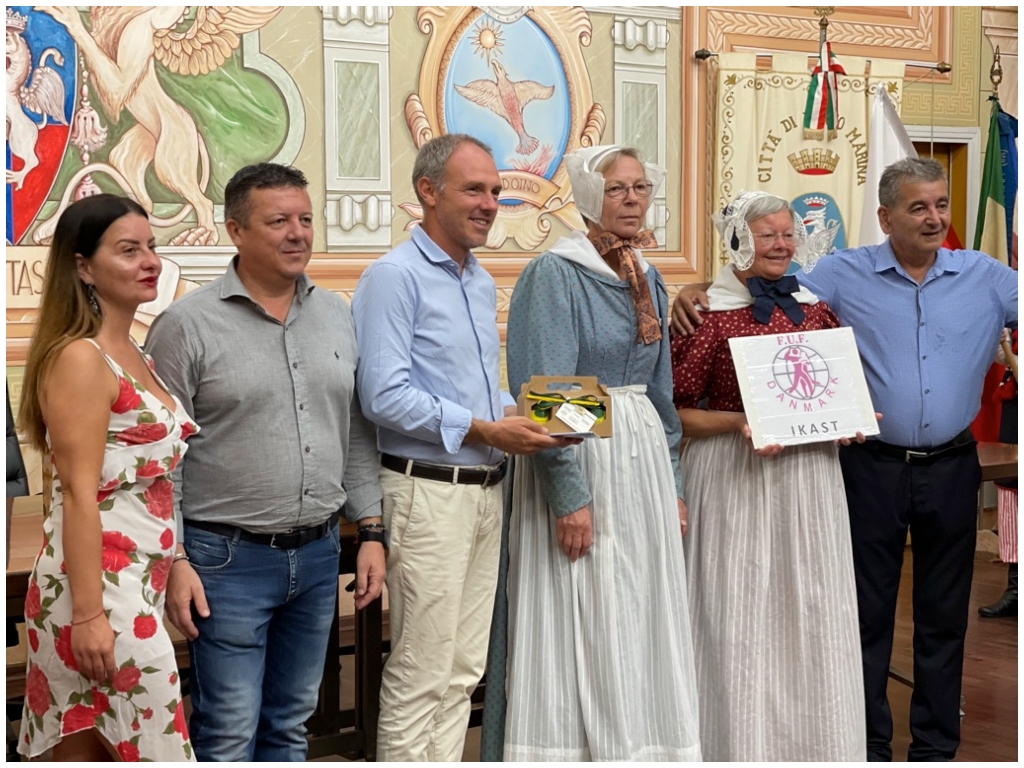 Diano Marina World Folklore Festival, scambio di doni in sala